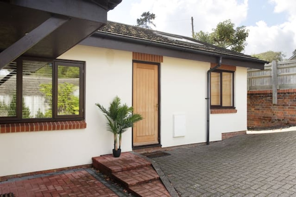 delightful apartment in central henley