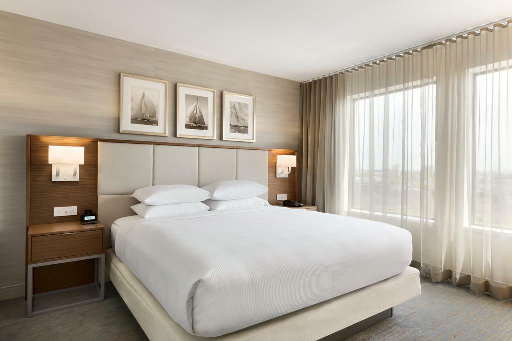 DoubleTree Suites by Hilton Hotel Boston - Cambridge - Bedroom