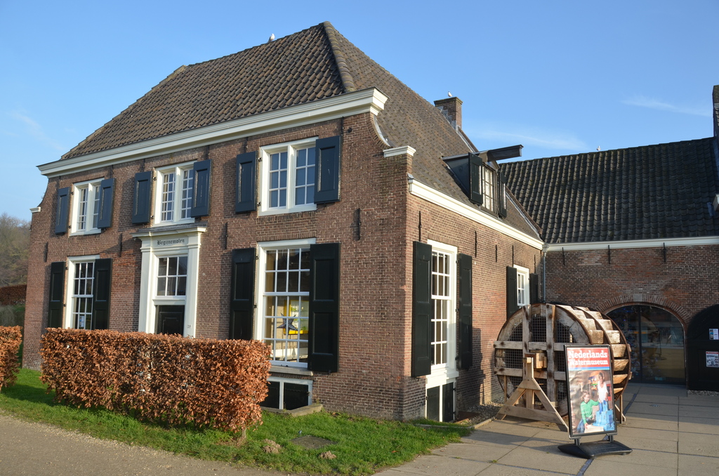 Historic main-entrance house of the Dutch Watermuseum Arnhem - panoramio