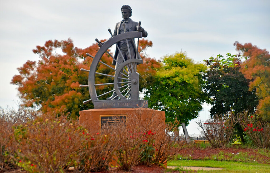Statue of 'Mark Twain - Steamboat Pilot' -- Riverfront at Hannibal (MO) May 2018