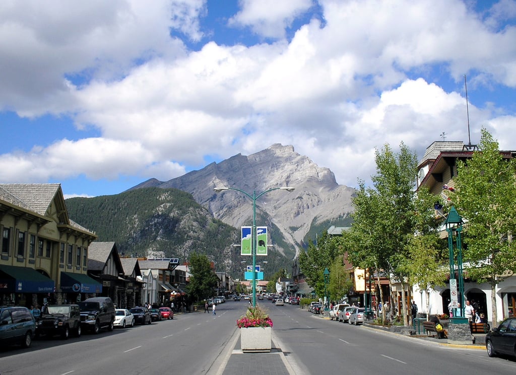 Banff Avenue - Cascade Mountain01