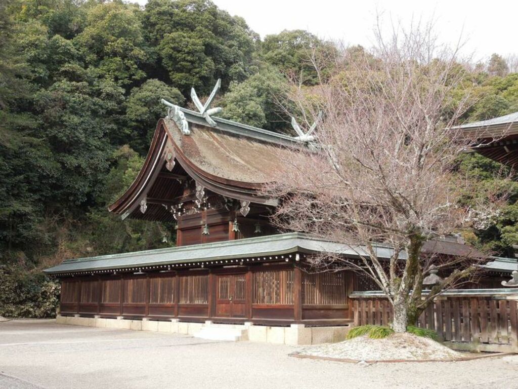 Pick up a peach-shaped protective charm at Kibitsuhikojinja Shrine