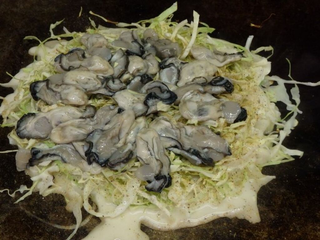 Gorge on delicious oysters at Okonomiyaki Izumi Tomihisa