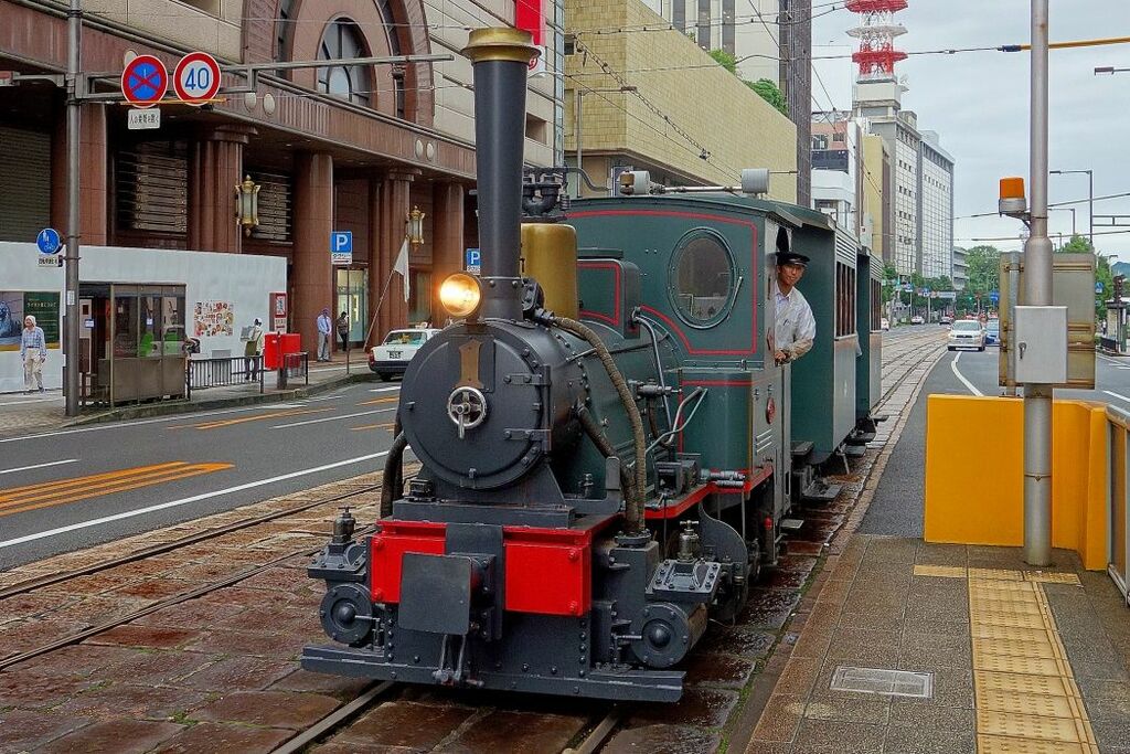 『坊っちゃん』の舞台を走る「坊っちゃん列車」