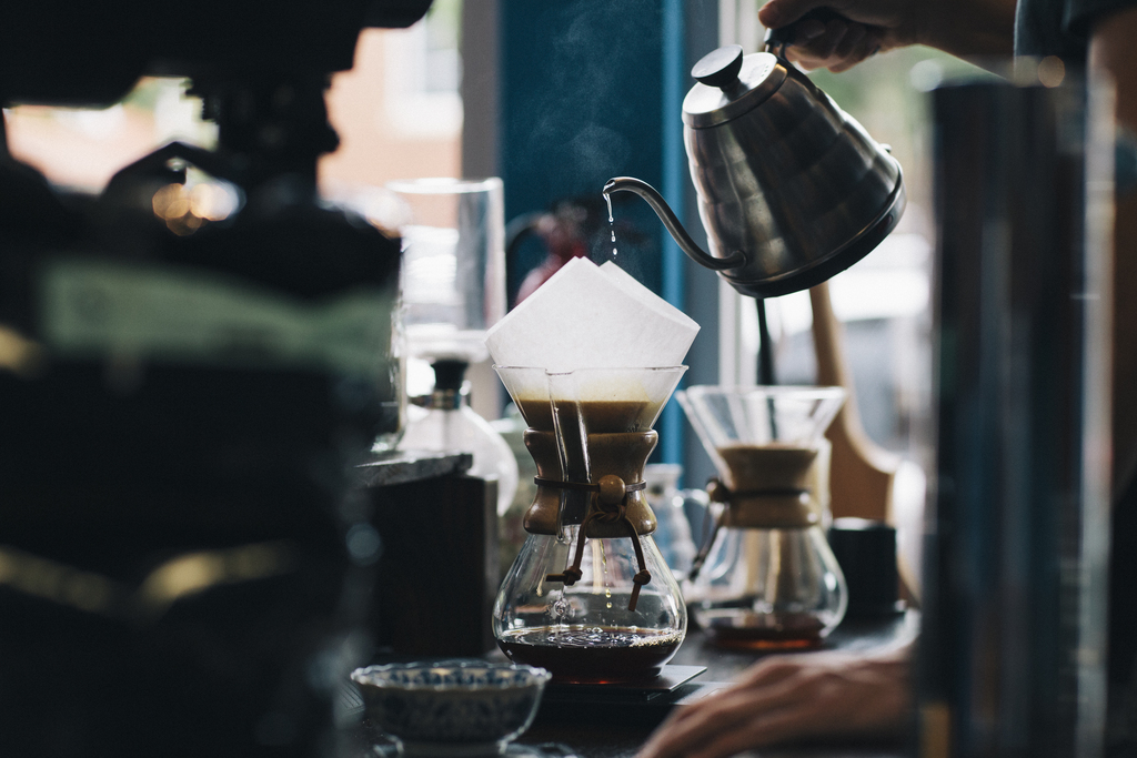 Brewing coffee in a jug (Unsplash)
