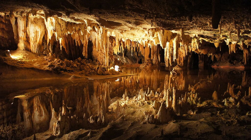 Luray Caverns "Dream Lake" (8041060683) (2)