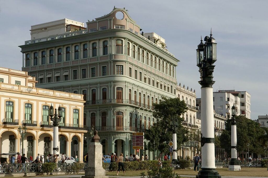 Fachada Hotel Saratoga vista desde esquina del Capitolio Nacional de Cuba