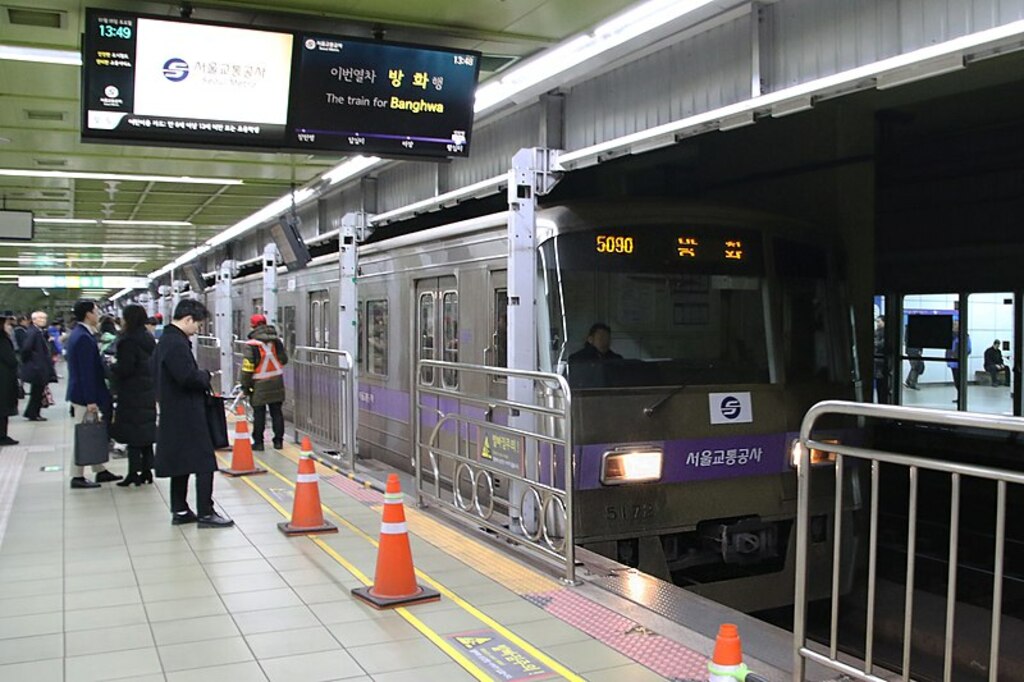 Seoul Metro Line 5 train arriving at Wangsimni