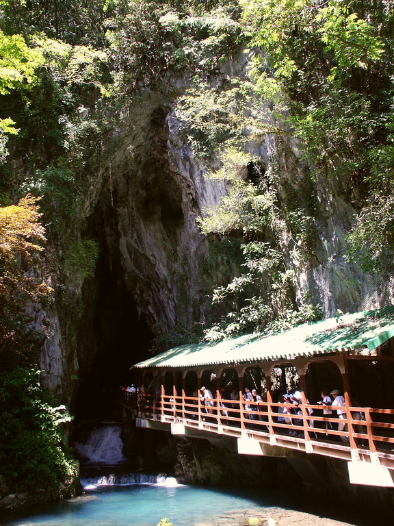 Akiyoshi-do-entrance