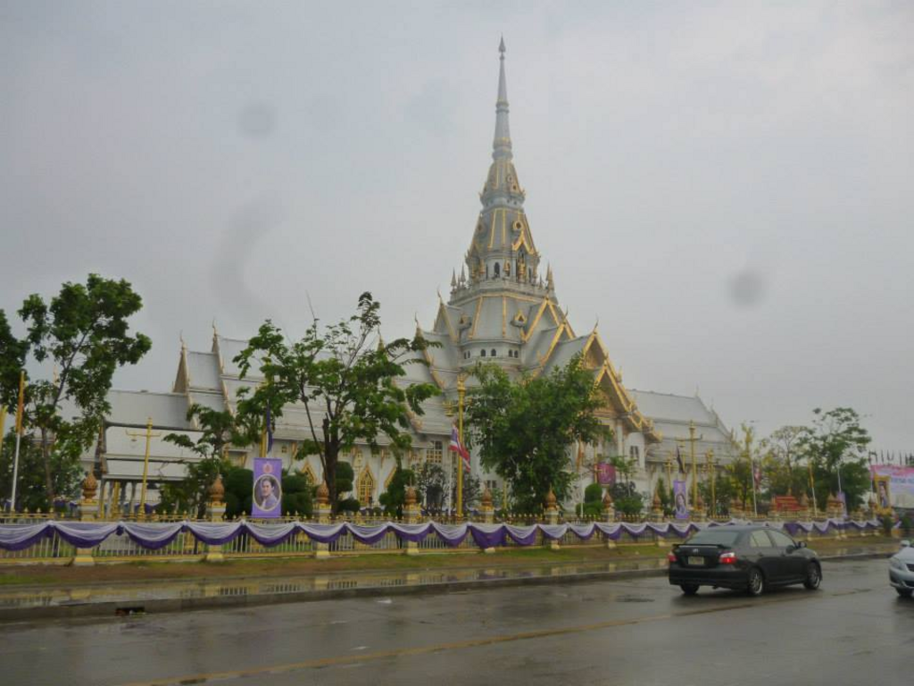 things to do in chachoengsao, thailand | wat sothorn wararam woraviharn
