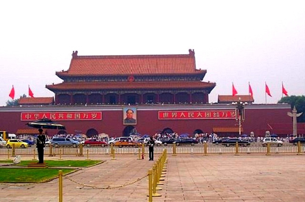 things to do in beijing | stand in the gigantic tiananmen square