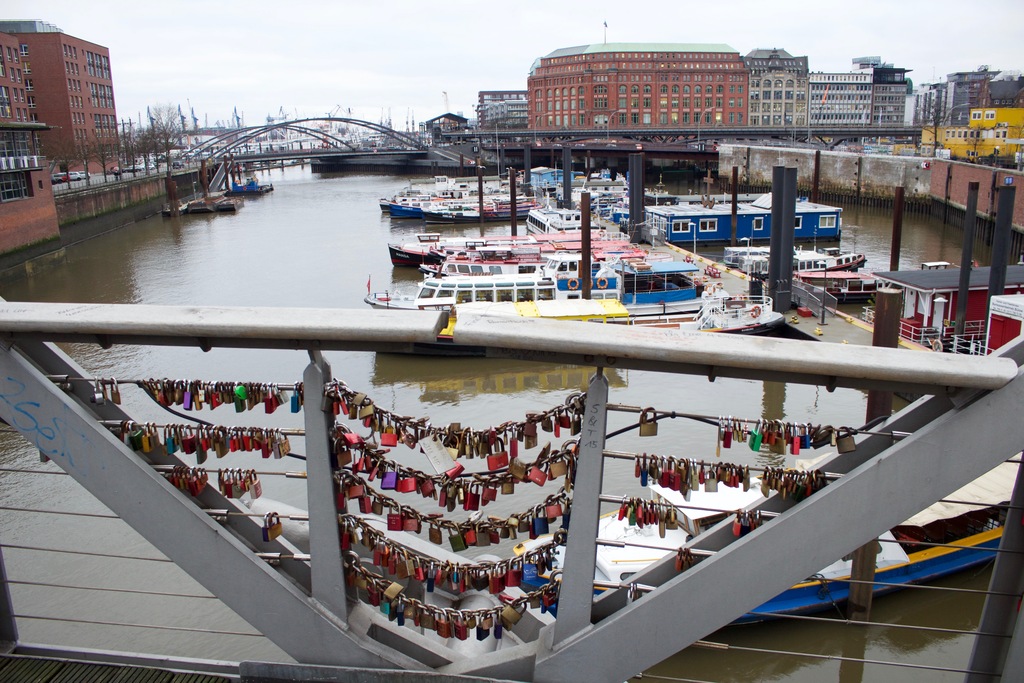 romantic things to do in hamburg | leaving a love lock on a bridge
