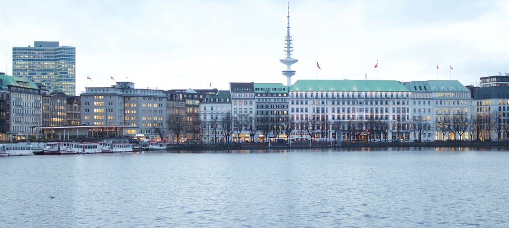 romantic things to do in hamburg | rowing around alster lake