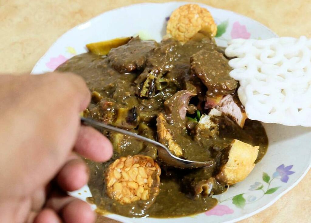 food to try in surabaya | rujak cingur, the spicy salad with beef lips