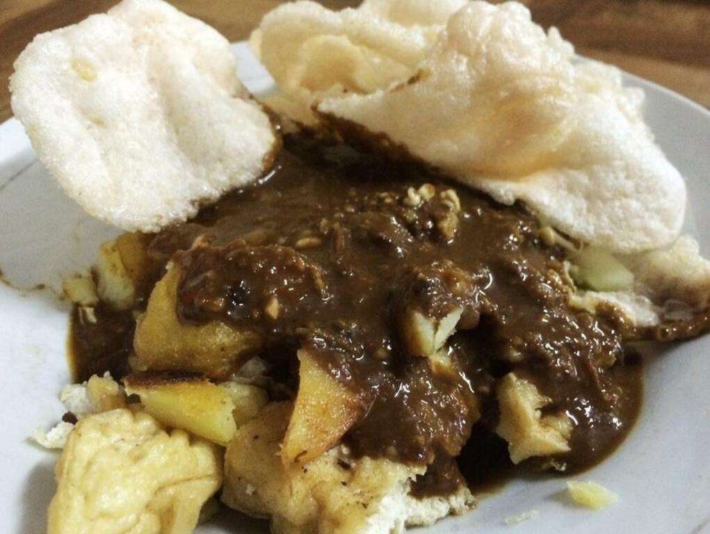 food to try in surabaya | tahu tek, the delicious supper omelet