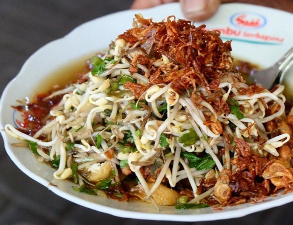 food to try in surabaya | lontong balap, the yummy bean sprout soup with ‘lontong’