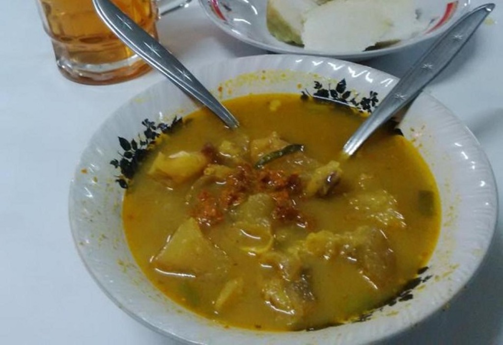 lontong kikil, the cow’s foot soup