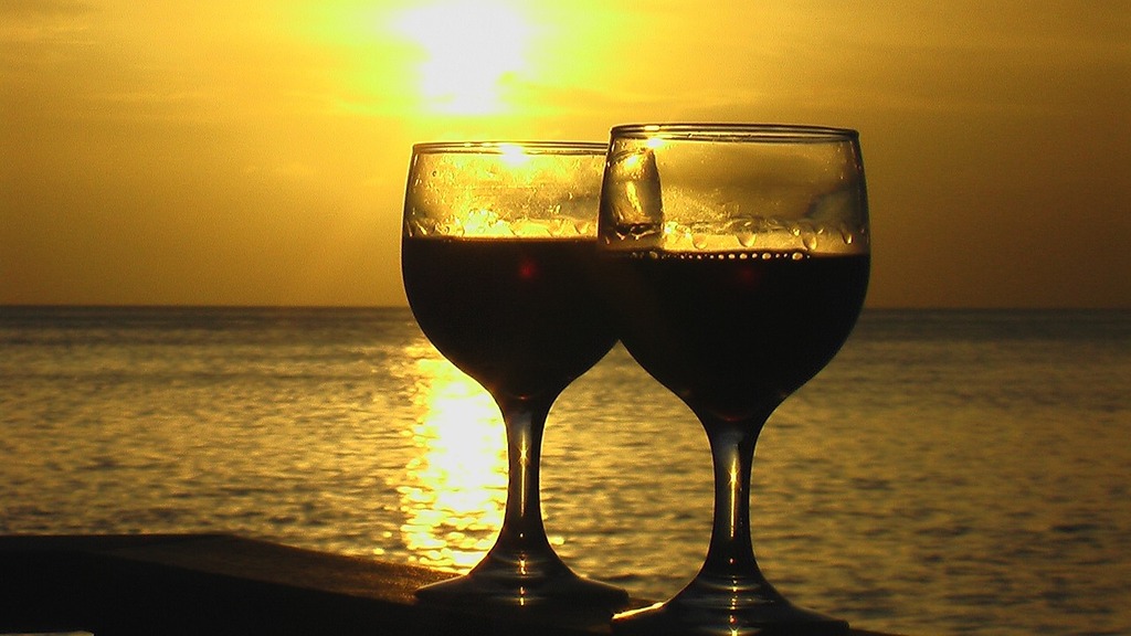 things to do in maldives | enjoy a romantic dinner by the beach