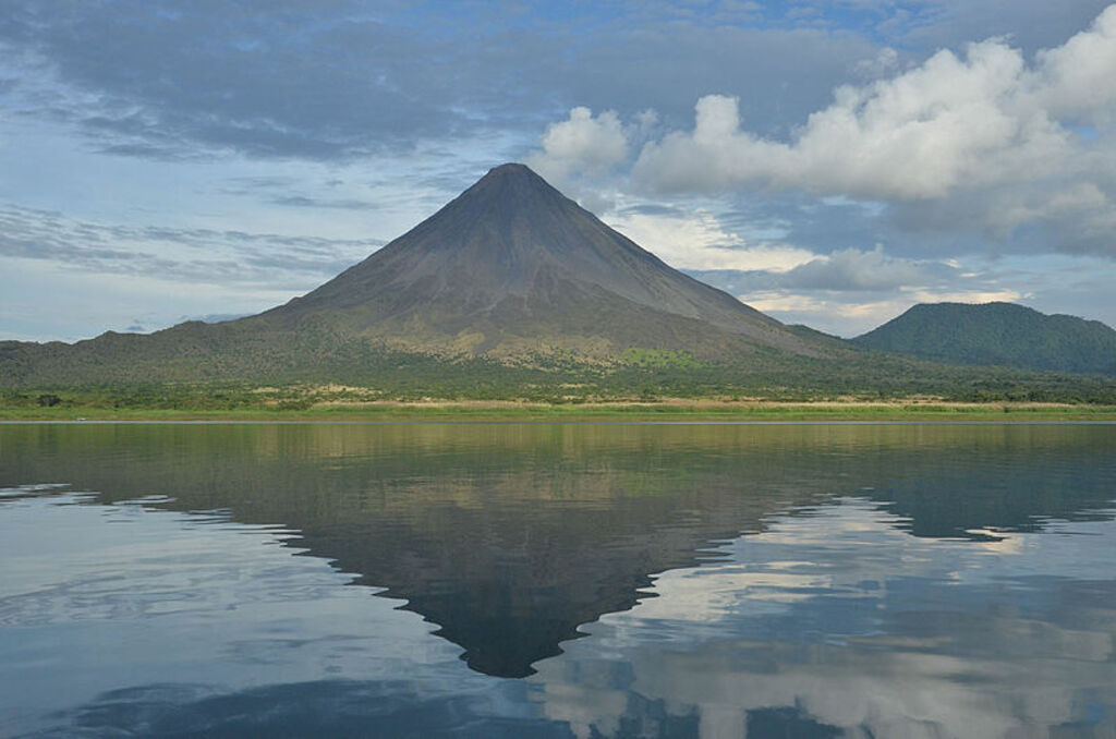 Volcán Arenal desde el lago Arenal