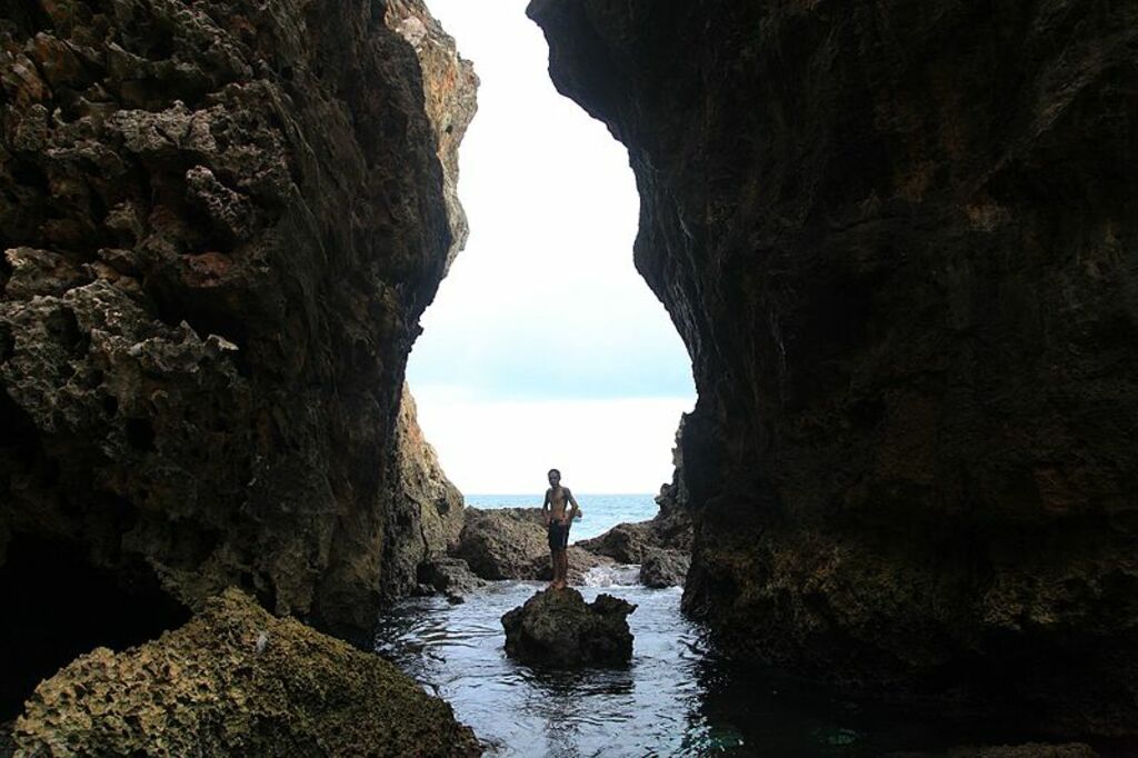 Coral cliffs in langse Cave