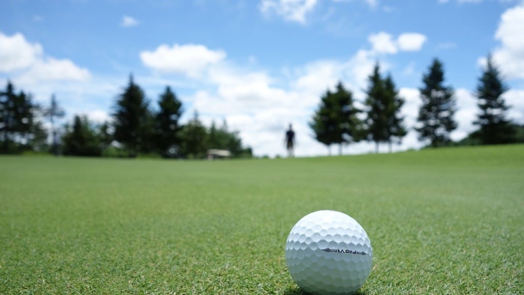 Play golf at The Lakes at El Segundo