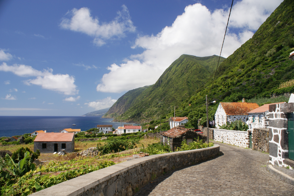 Fajã de São João, falésias e caminho para a praia e os Lourais, Calheta, ilha de São Jorge, Açores