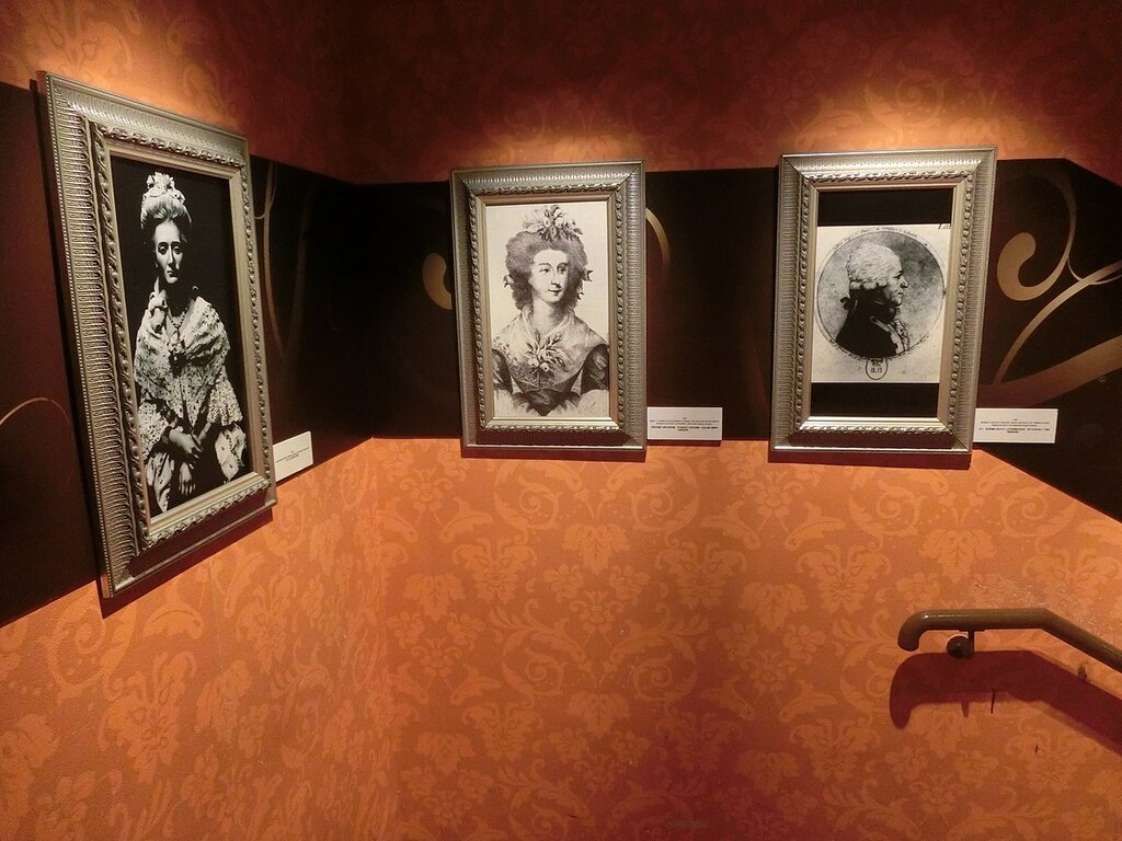 HK Victoria Peak Tower 香港杜莎夫人蠟像館 Madame Tussauds Hong Kong May-2014 - staircase interior 3 photo frames