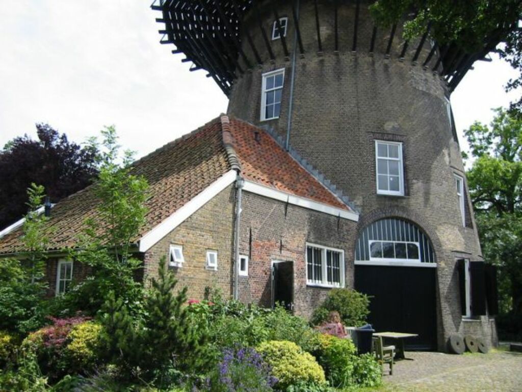 Close-up van ronde stenen stellingmolen met aanbouw - AMR Molenfoto - 20540486 - RCE