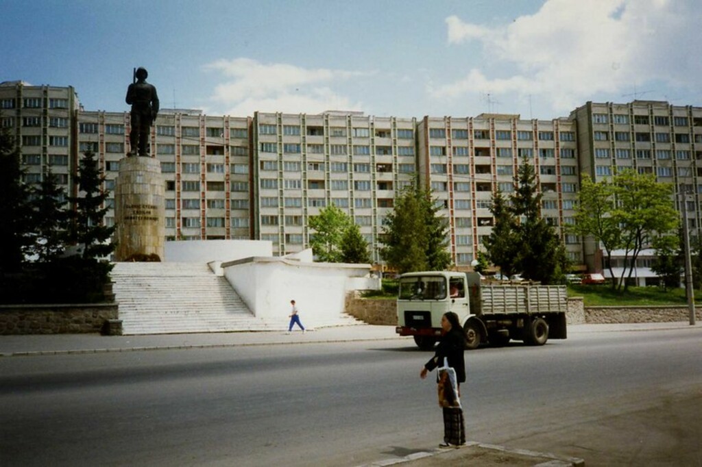 Roman Diesel truck,Monumentul ostasului roman din Sfântu Gheorghe, Romania. May 1994
