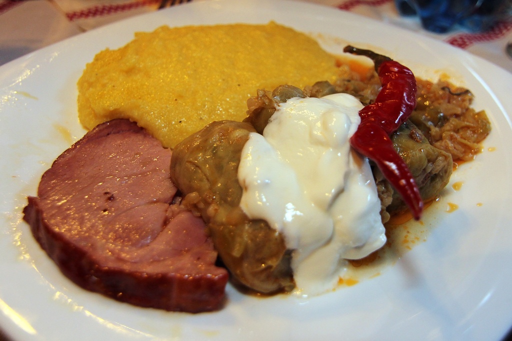 Sarmale with mamaligă