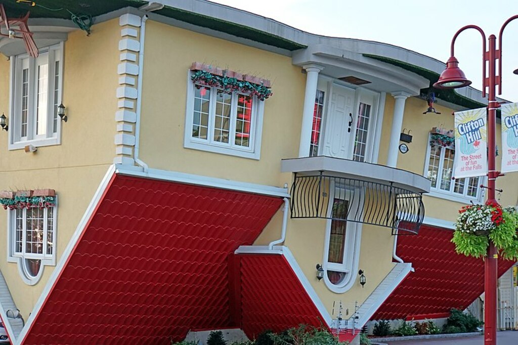 DSC09397 - Upside Down House (37051466162)