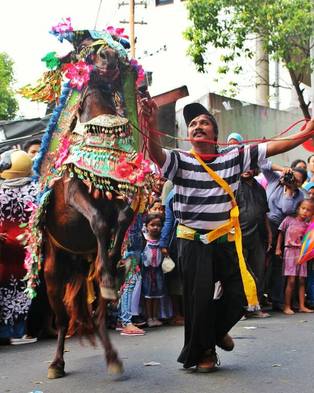 things to do in jember indonesia | watch the dancing horse
