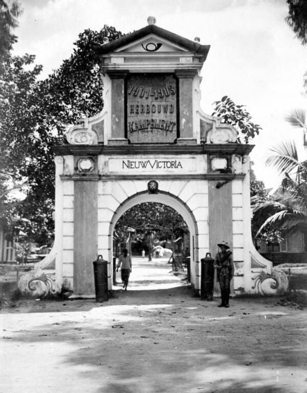 COLLECTIE TROPENMUSEUM 'Landpoort van het fort 'Nieuw-Victoria' te Ambon' TMnr 10002132