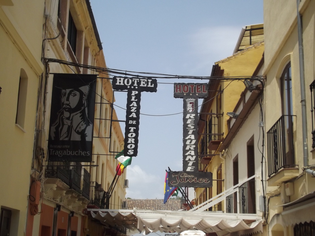 Plaza de Espana - Ronda - restaurntes and hotels (14613013326)