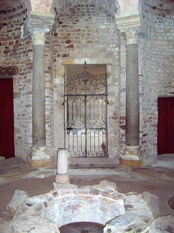 Frejus Cathedral Baptistery-edit 2 (sans prêtre)