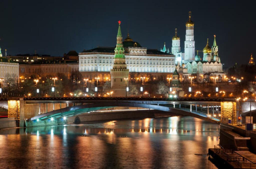 Night walking tour of moscow