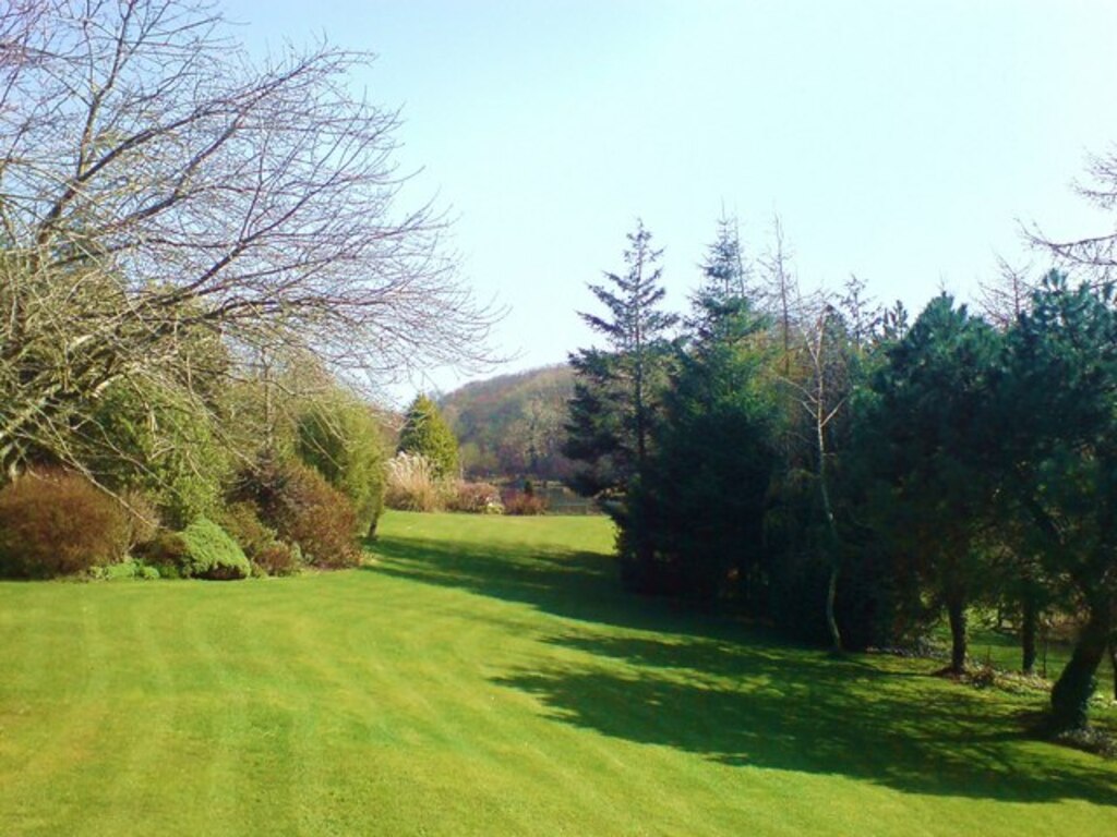 Gardens and lake at Hilton Court - geograph.org.uk - 1210629