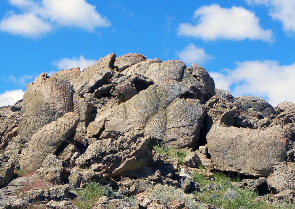 Tufa petroglyph site