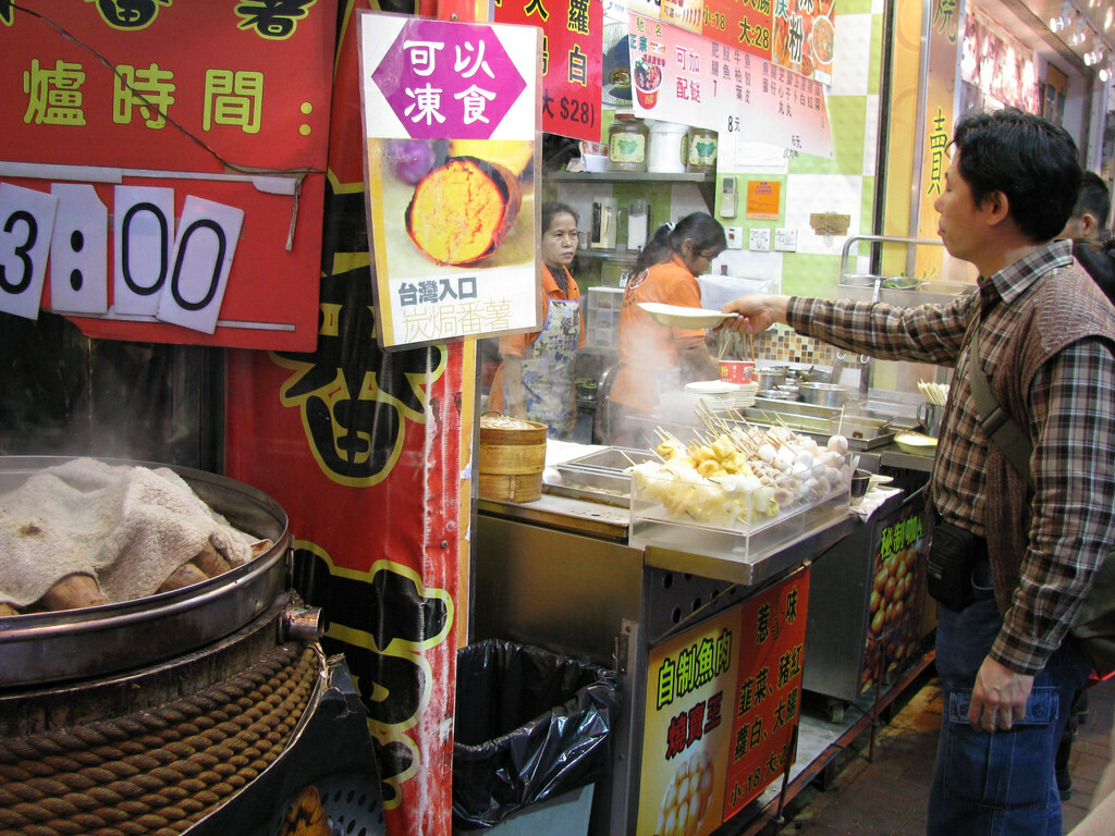 Steaming hot: HK 'dai pai dong' (food cart)