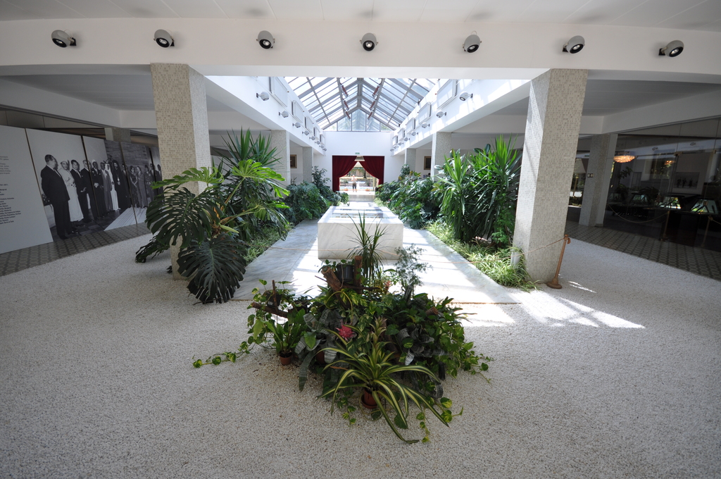 Josip Broz Tito's tomb inside the mausoleum - Museum of Yugoslav History (13808829365)