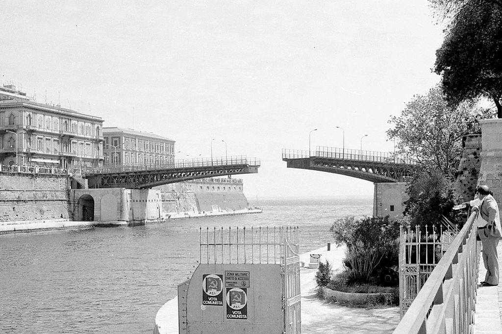 Ponte Girevole (Taranto) opening