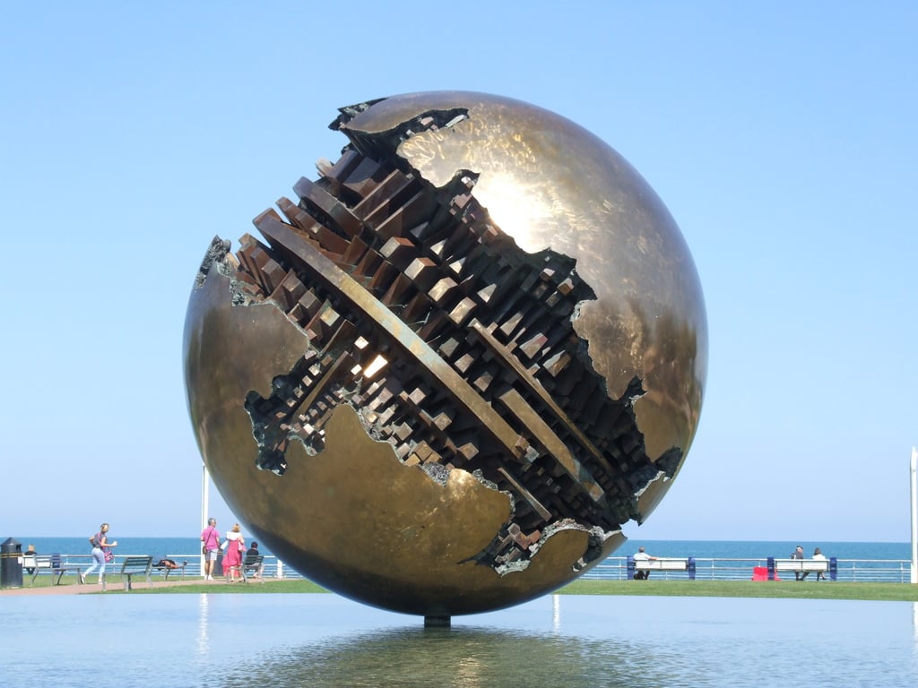 Sfera Grande di Pomodoro - Pesaro 1