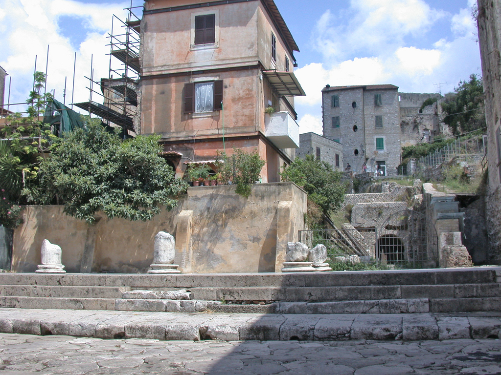 TerracinaForoEmilianoPorticoTeatro