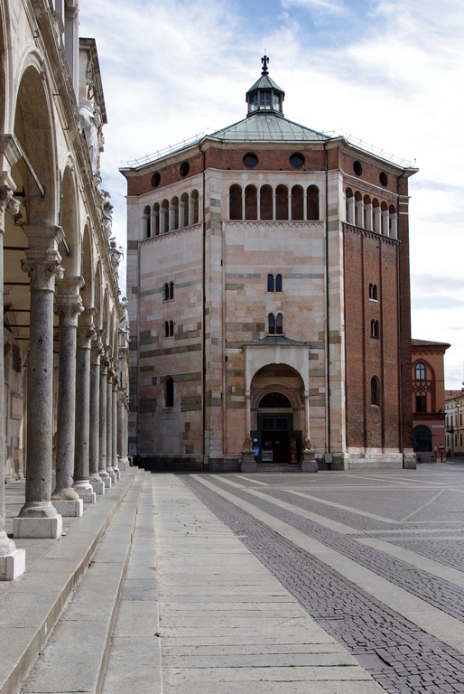 20110725 Cremona Baptistery 5924