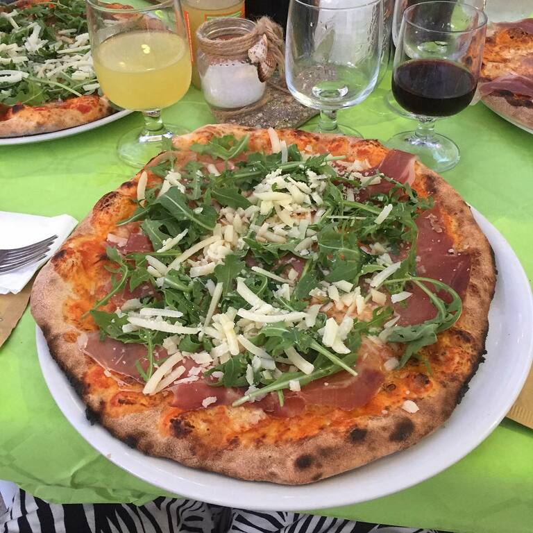 things to do in castellammare del golfo at night | find the best pizza in town in mama cocha