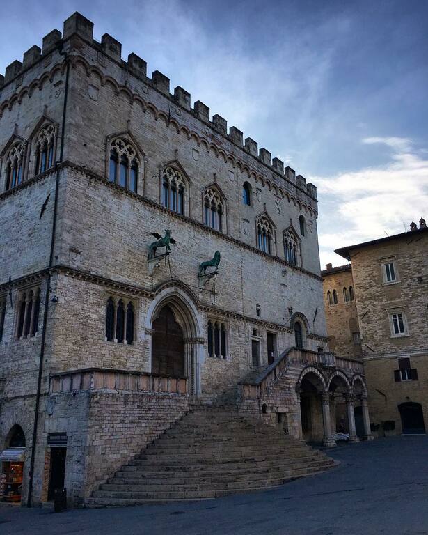 things to do in volterra at night | spend time around palazzo dei priori