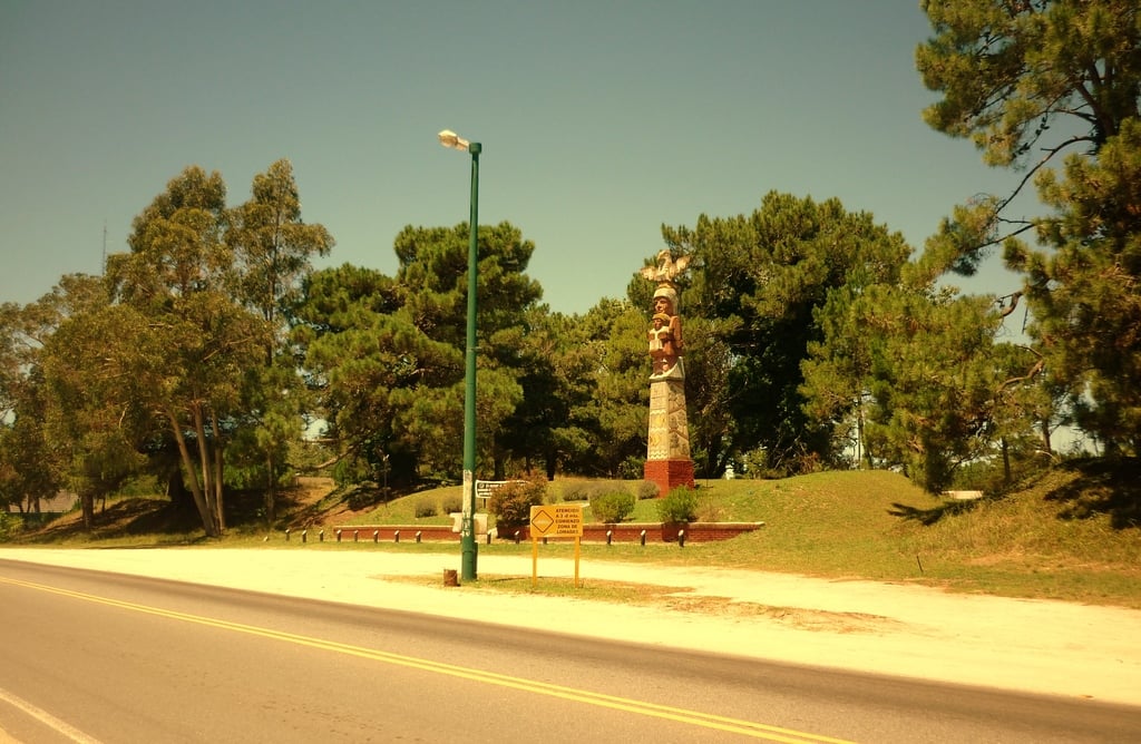 Totem en la entrada de Villa Gesell