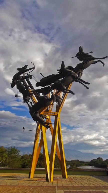 Vista frontal monumento a la Gaitana