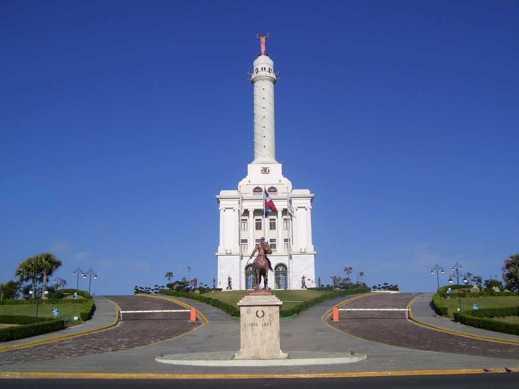 Monumento a los heroes de la restauracion - panoramio