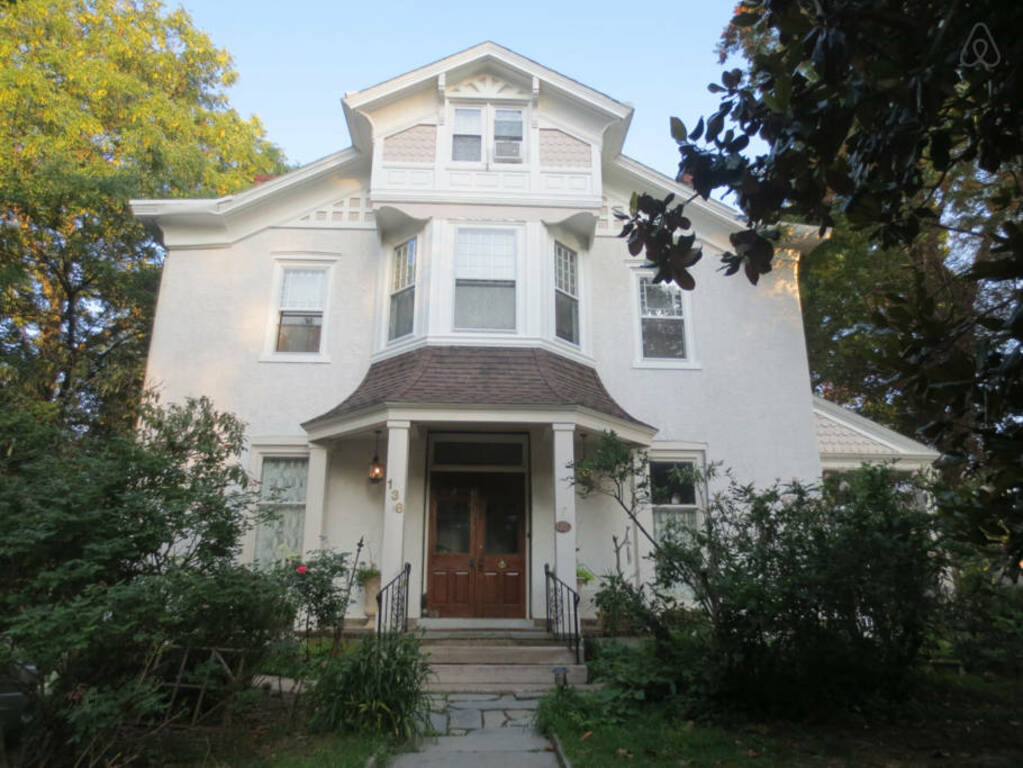 10 apartamentos airbnb excêntricos e maravilhosos na philadelphia | seja transportado de volta a 1857 nesta carriage house